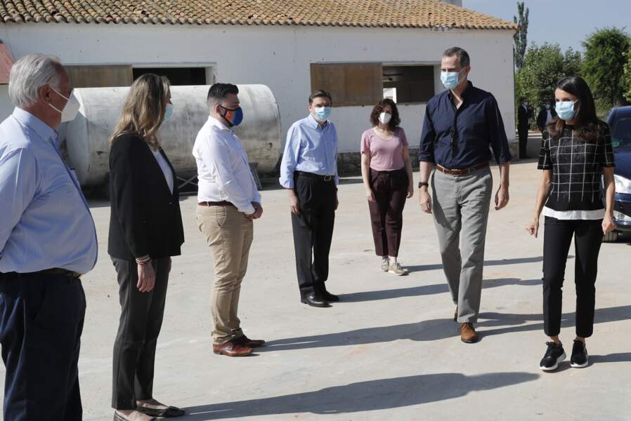 Le roi Felipe VI et la reine Letizia d'Espagne ont visité ce 3 juin 2020 une ferme à San Martín de Valdeiglesias près de Madrid pendant l'épidémie de Covid-19. En période de pandémie, le couple porte un masque.