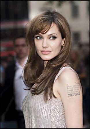 Angelina Jolie se fait tatouer les coordonnées géographiques de ses enfants sur le bras.
