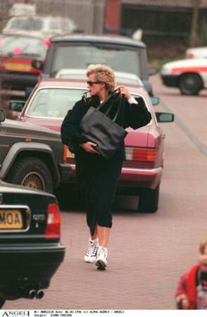 La princesse Diana a toujours aimé porter des baskets, même avec un sac et un manteau chic.
