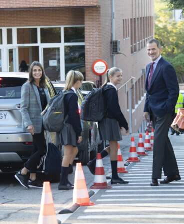 Letizia d'Espagne en basket et pantalon de sport pour la rentrée de ses filles à l'école en 2019.
