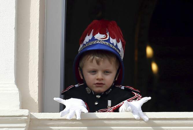 Le prince héréditaire Jacques de Monaco, 5 ans, au balcon du palais, le 19 novembre 2019