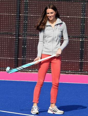 Kate Middleton en sweat à capuche, slim coloré et baskets en 2012 lors des Jeux-Olympiques de Londres.