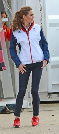 Kate Middleton k-way et baskets rouges Adidas en 2012 lors des Jeux-Olympiques de Londres.