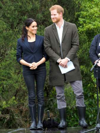 Meghan Markle et le prince Harry en jean et bottes, en Nouvelle-Zélande, le 30 octobre 2018.