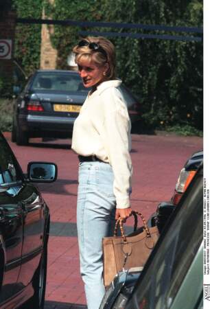 Lady Diana en jean et lunettes de soleil portées en mode " cool"