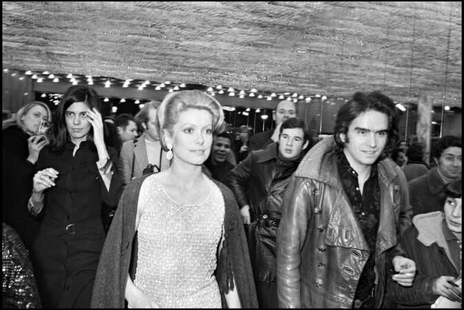 Catherine Deneuve se marie en 1965 avec le photographe David Bailey. On peut les voir ici lors de l'avant-première du film "Peau d'âne", en 1970. 