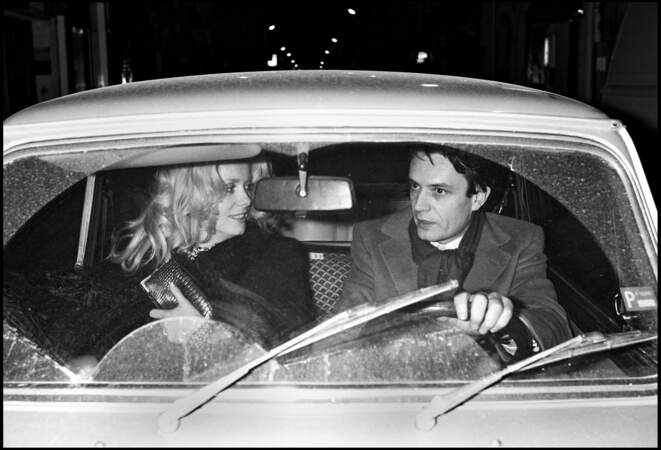 Après sa séparation avec Marcello Mastroianni, Catherine Deneuve vit une romance avec l'agent Bertrand de Labbey. Ici, les deux amants à Paris, en 1977. 