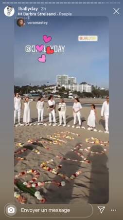Les participants ont inscrits avec des fleurs "Johnny Forever" sur le sable.