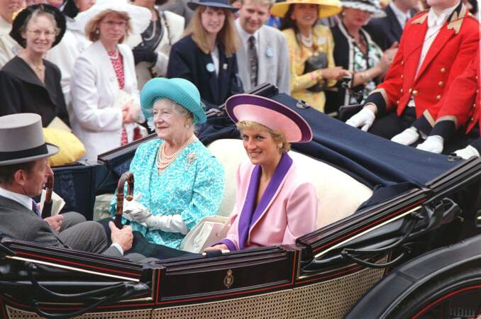 La princesse Diana en tenue bicolore avec la reine-mère à Ascot