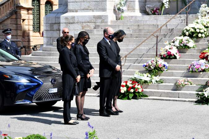 Stéphanie, Caroline et Albert de Monaco, ainsi que Charlene se recueillent pendant les funérailles. 