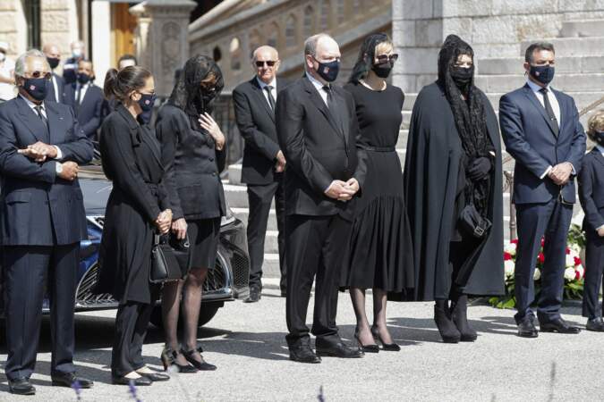 La princesse Stéphanie de Monaco, Caroline de Hanovre, le prince Albert II et la princesse Charlene étaient notamment présents pour les funérailles d'Elisabeth-Anne de Massy. Tout le monde était masqué, comme l'exigeait le règlement.  