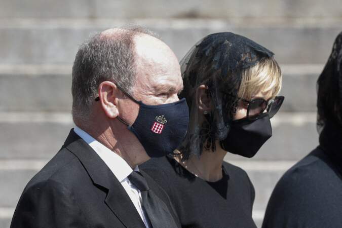 Lors des obsèques, le prince Albert II a respecté les distances de sécurité et portait un masque, tout comme son épouse Charlene. 
