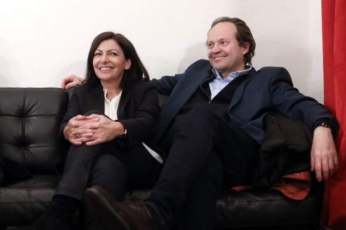 Anne Hidalgo et son mari Jean-Marc Germain dans les coulisses d'un meeting de campagne le 2 mars 2020