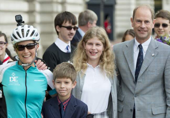 Sophie de Wessex accueillie par son mari le prince Edward et leurs enfants Lady Louise et James après avoir participé à une course caritative en 2016.

