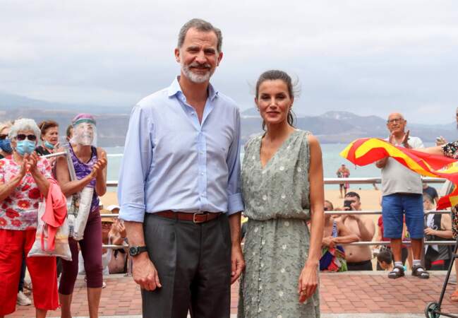 Letizia d'Espagne élégante en robe Zara à Las Palmas le 23 juin 2020.