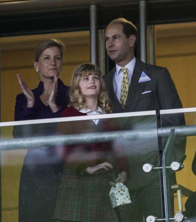 Sophie de Wessex, le prince Edward et leur fille Lady Louise assistant à une course hippique en décembre 2013.