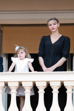 Gabriella pose avec sa mère la princesse Charlene lors de la fête de la Saint-Jean, à Monaco. 