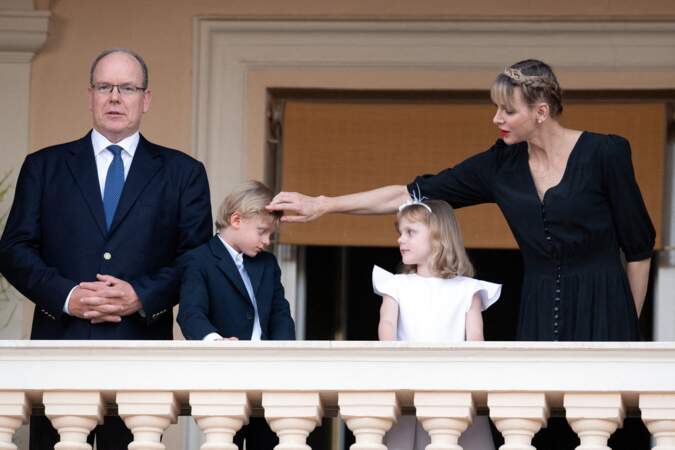Le princesse Charlene profite de la célébration pour légèrement recoiffer son fils Jacques. 