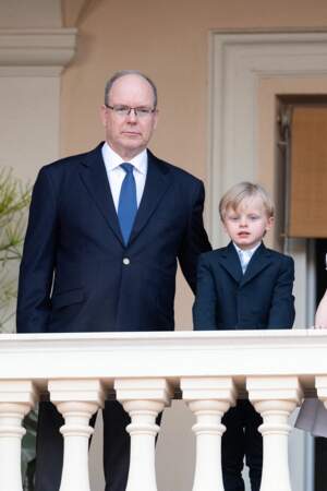 Le prince Albert II de Monaco pose fièrement avec son fils, Jacques, héritier au trône. 
