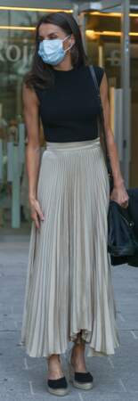 La reine Letizia d'Espagne adopte le parfait combo de l'été 2020 en top noir et jupe longue plissée.