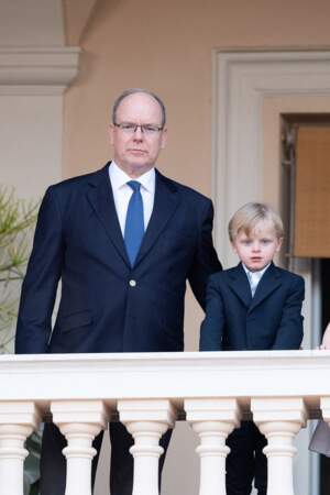 Albert II de Monaco pose auprès de son fils Jacques, qui sera amené à lui succéder. 