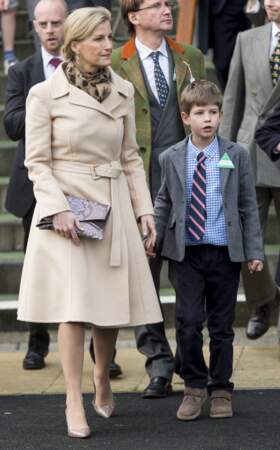 La comtesse Sophie de Wessex au bras de son fils, le vicomte Severn en 2015.

