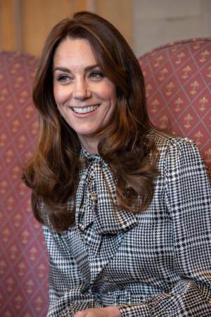 Kate Middleton avec un brushing sage et les cheveux bruns joliment ondulés le 15 janvier 2020.
