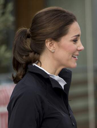 Kate Middleton et la queue de cheval nouée par une mèche de cheveux le 31 octobre 2017 