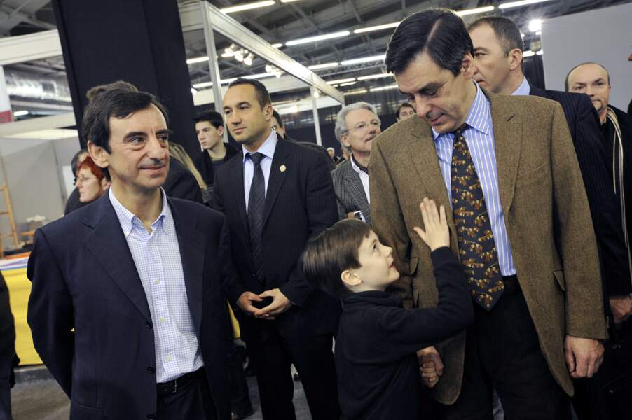 François Fillon, son frère Pierre et son fils Arnaud, au salon Retromobile à Paris, le 10 février 2008