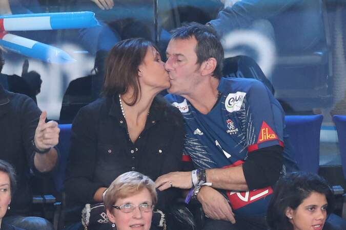Jean-Luc Reichmann et Nathalie Lecoultre s'embrassent