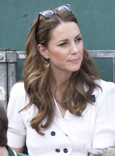 Kate Middleton stylée avec avec ses cheveux longs et ondulés retenus par ses lunettes de soleil à Wimbledon le 2 juillet 2019.
