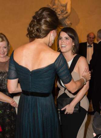 Kate Middleton vue de dos avec un chignon très sophistiqué au Moma à New York le 9 décembre 2014.
