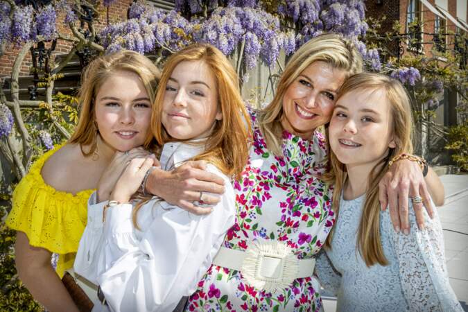 Pour l'instant, Catharina-Amalia et ses soeurs, les princesses Ariane et Alexia, vivent des vies d'adolescentes classiques 