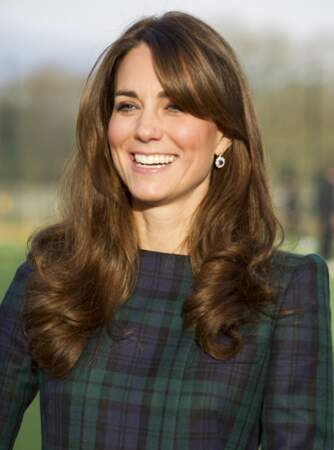Kate Middleton relooke sa frange longue en mèche stylée en 2012.