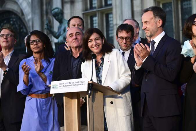 Ce 28 juin 2020, Anne Hidalgo et son équipe de campagne célèbre la victoire de la socialiste sur le parvis de l'hôtel de ville, à Paris. A ses côtés (sur la gauche), se trouve Audrey Pulvar. 