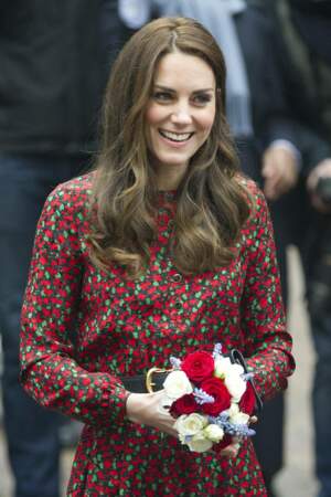 Kate Middleton les cheveux très longs, châtains clairs avec la raie au milieu, le 19 décembre 2016