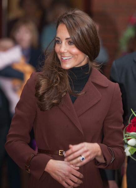 Kate Middleton, ses cheveux longs lissés et coiffés sur le côté, le 14 février  2012