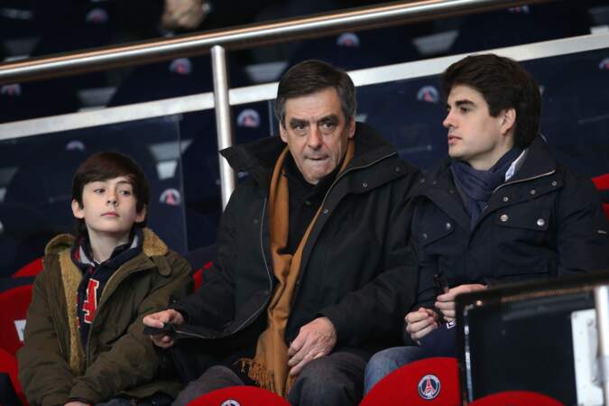 Francois Fillon et ses fils Arnaud et Edouard à la huitième de finale de la Coupe de France de football à Paris, le 27 février 2013