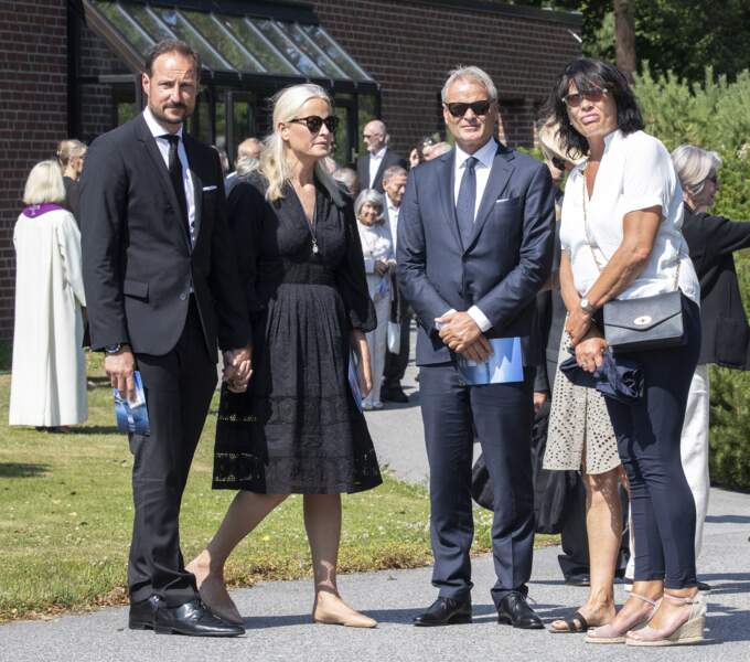 La princesse Mette-Marit de Norvège et son époux, le prince Haakon, étaient présents aux funérailles de Magnar Alfred Fjeldvær, qui se déroulaient à Kristiansand, en Norvège.