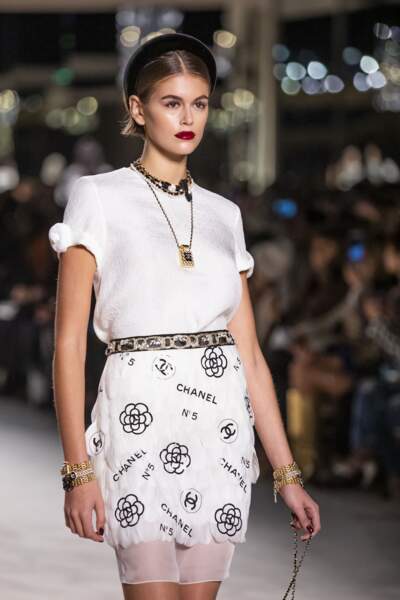 Un carré habillé d'un serre-tête large, l'accessoire de l'été comme Kaia gerber chez Chanel.