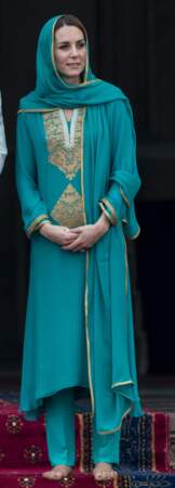 Kate Middleton voilée en "kurta ",  la tenue traditionnelle à la mosquée de Lahore, au Pakistant, le 17 octobre 2019.