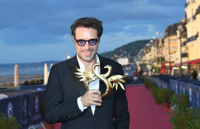 Nicolas Bedos a remporté le Swann d'Or de la meilleure réalisation pour La Belle Epoque à l'occasion du festival de Cabourg, ce 29 juin 2020. 