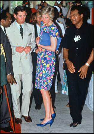 La princesse Diana porte une robe à motifs fleuris lors d'un voyage au Nigeria avec le prince Charles en 1990.