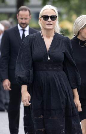 Mette-Marit de Norvège assistait ce 26 juin 2020 aux obsèques de son beau-père, Magnar Alfred Fjeldvær, à Kristiansand, en Norvège. 
