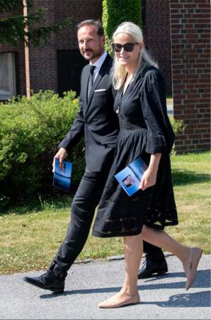 La princesse Mette-Marit et son époux, le prince Haakon, aux funérailles, du compagnon de Marit Tjessem. 