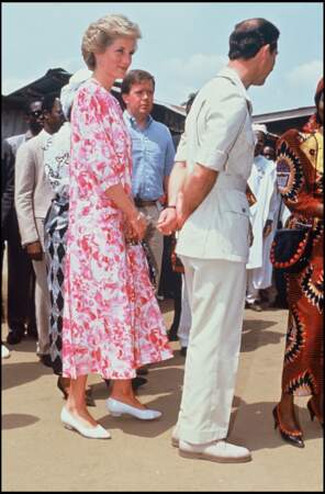 La princesse Diana avec le même style de robe à fleurs et de col blanc, lors de son voyage au Nigéria avec le prince Charles.