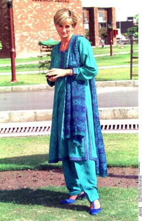 La princesse Diana dans le même style de kurta, à Lahore aussi en 1997.