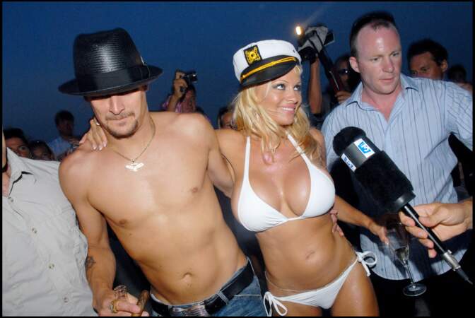 Kid Rock : Pamela Anderson fréquente  Kid Rock en 2001 et se fiance l'année suivante. Ils se séparent en 2003 mais se remettent ensemble en 2006 et se marient en juillet à Saint-Tropez. En novembre, 17 jours après la fausse couche de l'actrice, ils divorcent