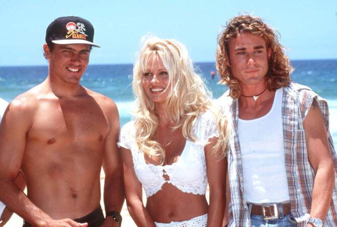 Kelly Slater : dans les années 1990, Pamela Anderson fréquente le champion de surf Kelly Slater, rencontré sur le tournage d'Alerte à Malibu