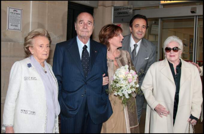 Bernadette Chirac, Jacques Chirac, Claude Chirac, Frédéric Salat-Baroux, et Line Renaud, à la mairie du VIe arrondissement de Paris, pour célébrer le mariage de Claude Chirac et Frédéric Salat-Baroux. 